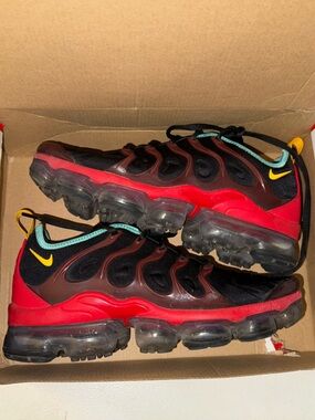 Nike Air Vapormax plus men's sneakers size 8.5 Stained glass